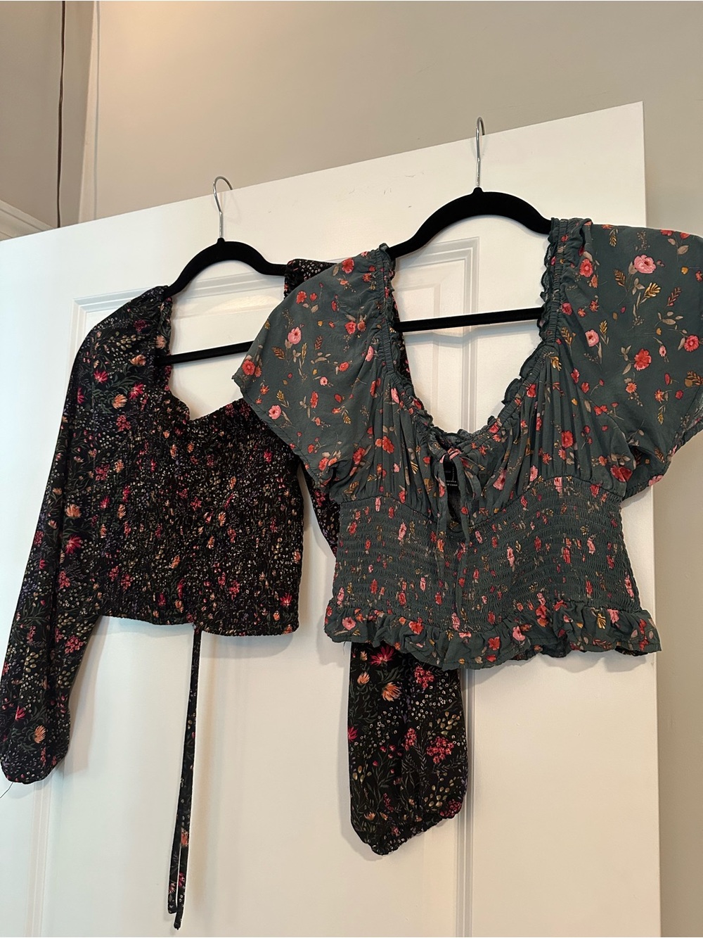 Forever 21 Bundle of Green and Black Floral Smocked Crop Tops Size Small